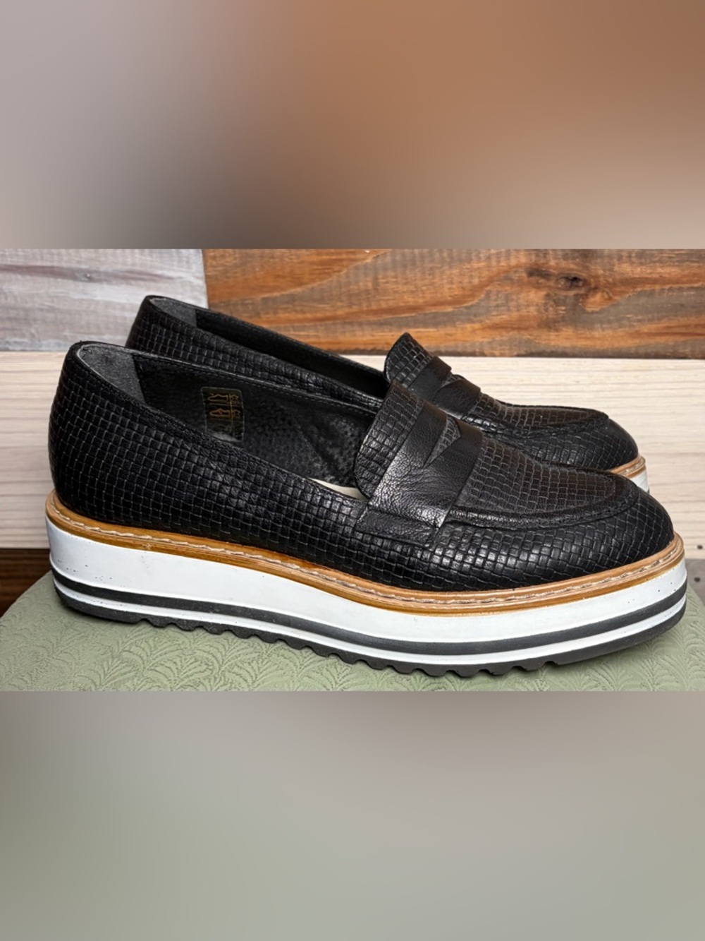 White Mountain Summit Loafers Women’s Sz 8.5 Black Leather platform shoes